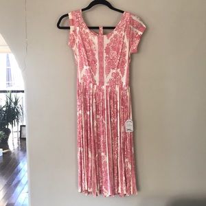 Floral 1950’s dress w/ belt. 1950’s VINTAGE!